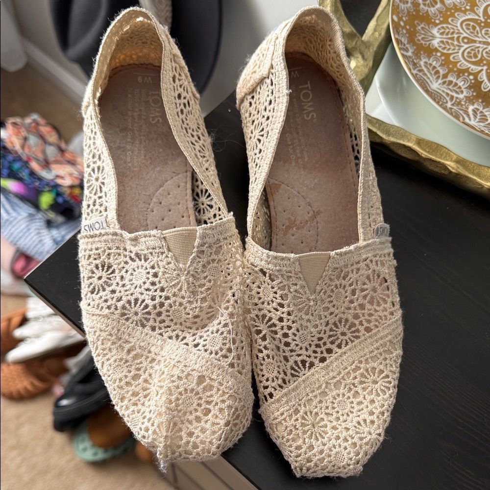TOMS Women's Beige Crochet Flats